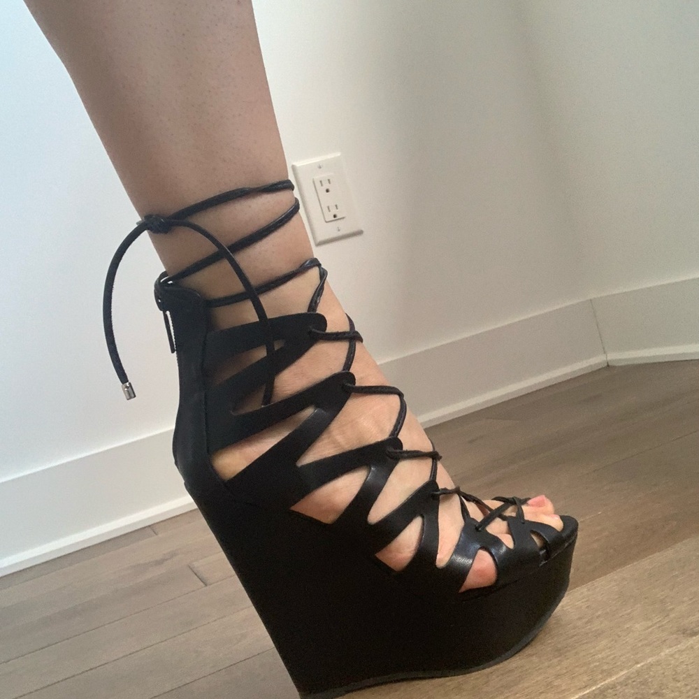 Black laced highheel sandals